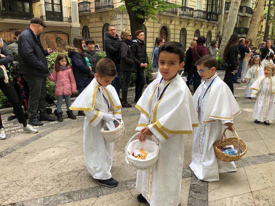 Resurrección y Triunfo procesiona por Granada