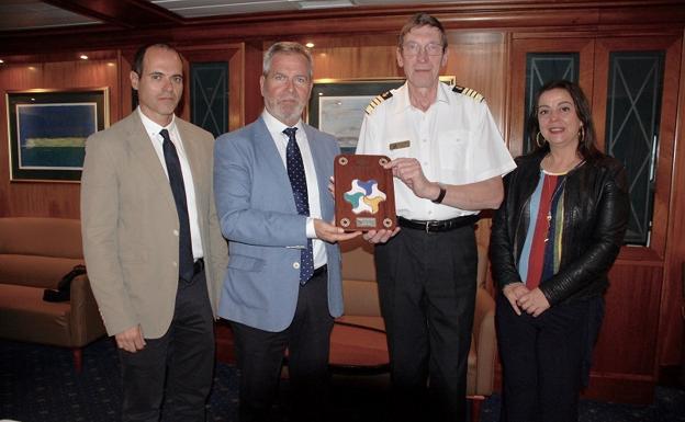 Motril recibe un crucero de lujo, de una naviera nueva, en el que los pasajeros han pagado 10.000 euros