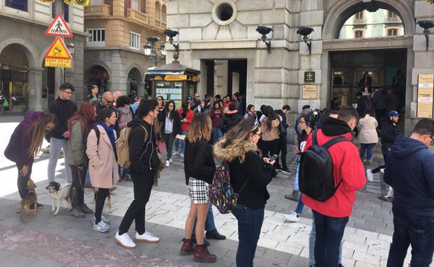 Hasta dos horas de cola para votar por correo en Puerta Real