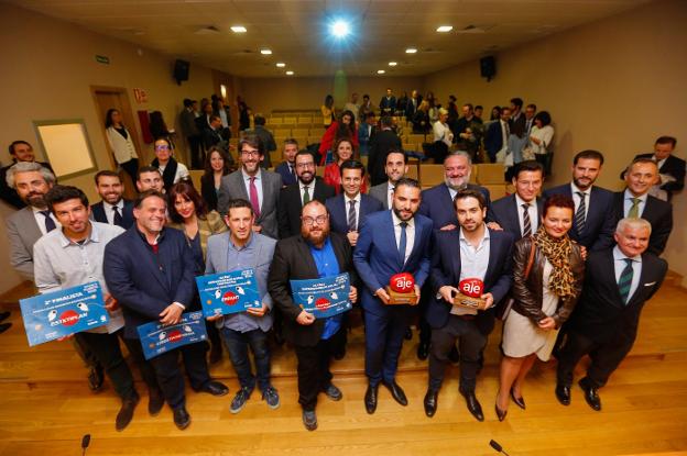 Los jóvenes empresarios entregan sus premios a la iniciativa y a la trayectoria