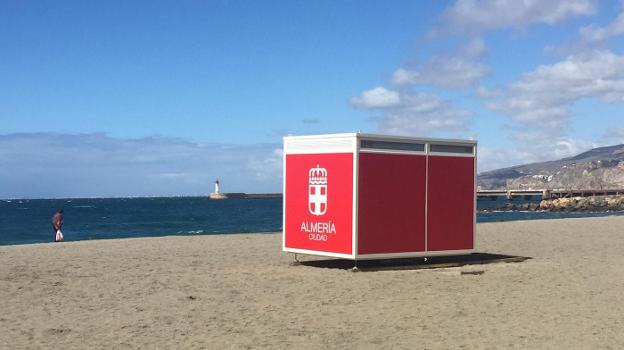 Comienza la instalación de los nuevos aseos de las playas de Almería