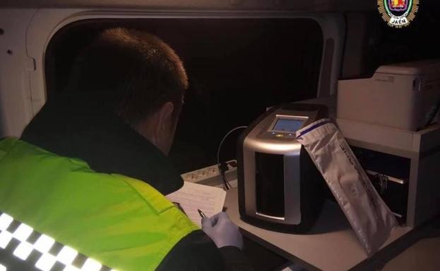 Cazado sin carné, sin seguro, sin ITV y 'colocado' con tres drogas distintas