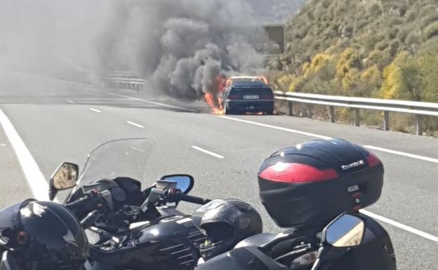 Un coche ardiendo provoca el corte al tráfico de la A-44 durante unos minutos