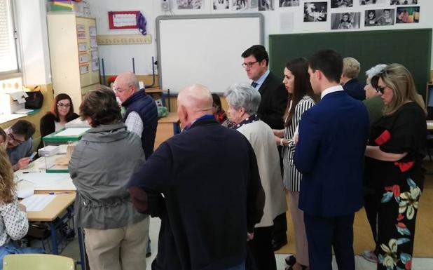 Mañana tranquila de sol, comuniones y urnas en Jaén