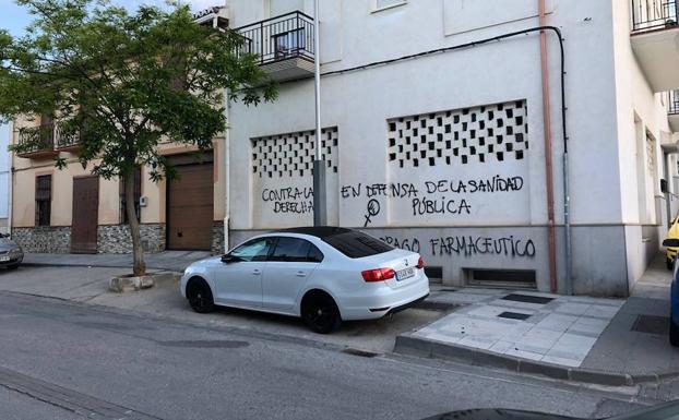 Denuncian la aparición de pintadas contra varios partidos frente a un colegio electoral de Padul