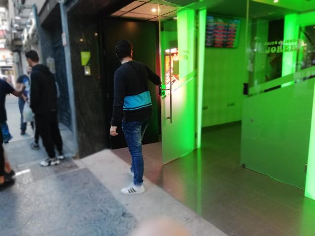 Dos encapuchados atracan con una pistola un salón de juego en Jaén