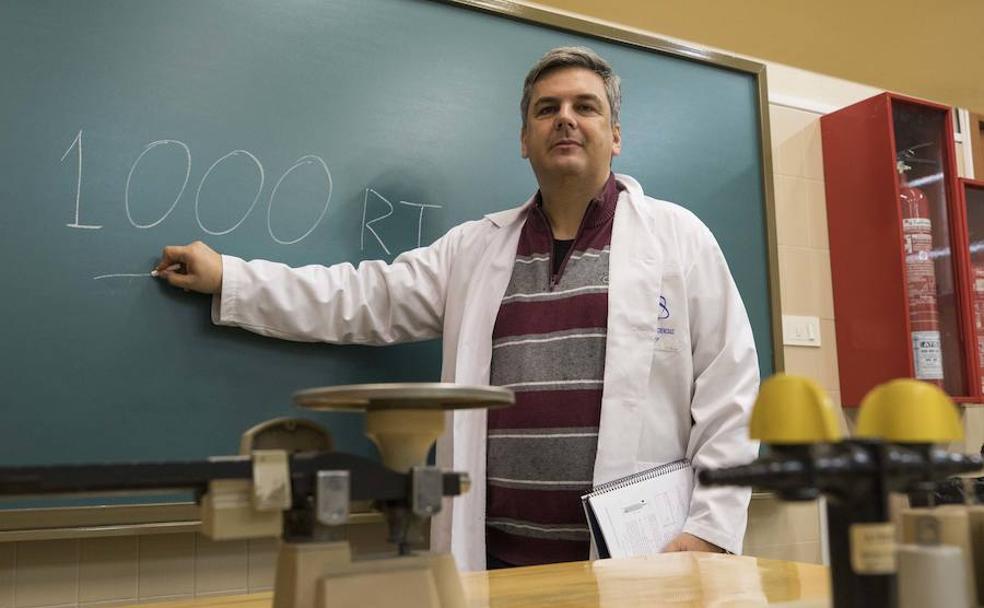 El profesor granadino que transformó mil retuits en un libro contra las terapias absurdas