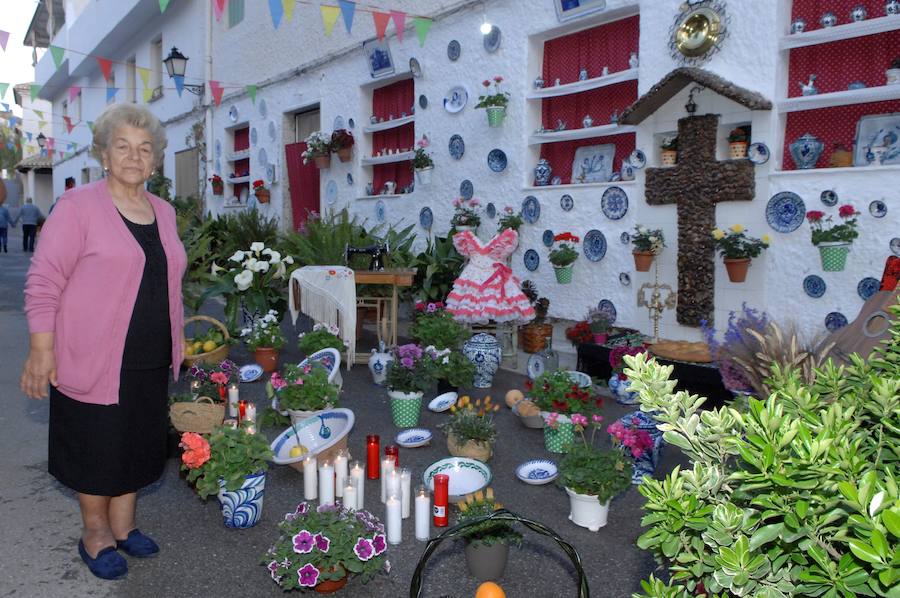Una docena de cruces embellecen las calles de Lanjarón con motivo del Día de la Cruz