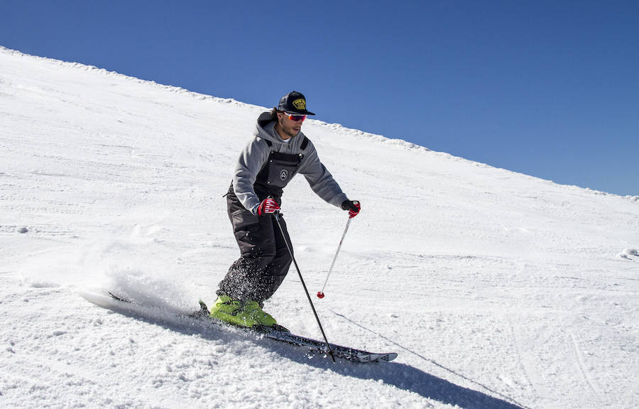 4.800 esquiadores en el último día de temporada de Sierra Nevada
