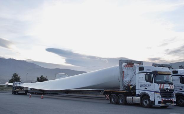 Llegan al puerto de Motril las palas eólicas más grandes que se fabrican en España