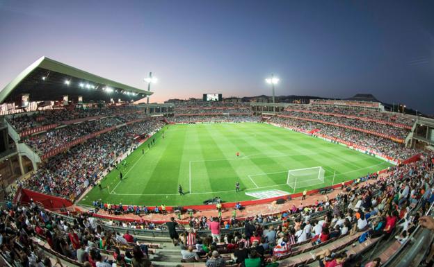 Casi 18.000 personas arropan al fútbol femenino en Granada