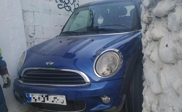 Un coche se queda atrapado en una calle del Sacromonte