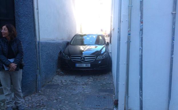 Empresarios y vecinos piden prohibir la circulación en las calles estrechas del Albaicín