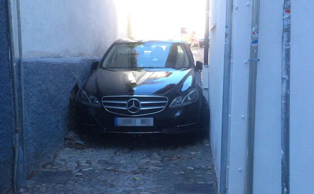 Empresarios y vecinos piden prohibir la circulación en las calles estrechas del Albaicín