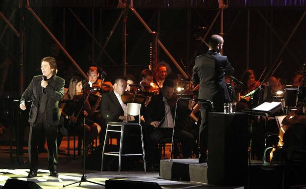 Raphael actúa mañana en la plaza de toros de Almería con la OCAL