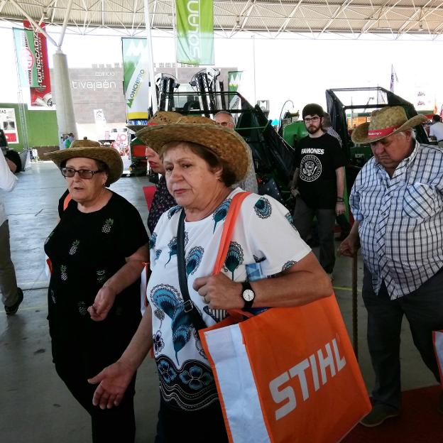 Las mujeres y los jóvenes primero