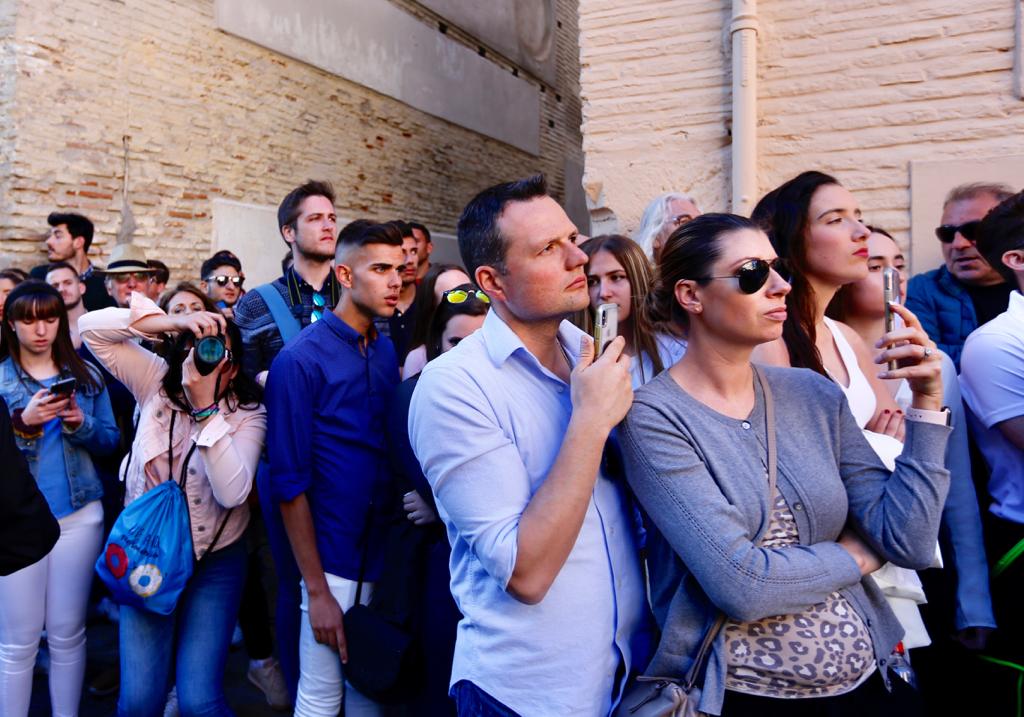 El desfile de la Virgen de las Maravillas por el centro de Granada y Realejo, en imágenes