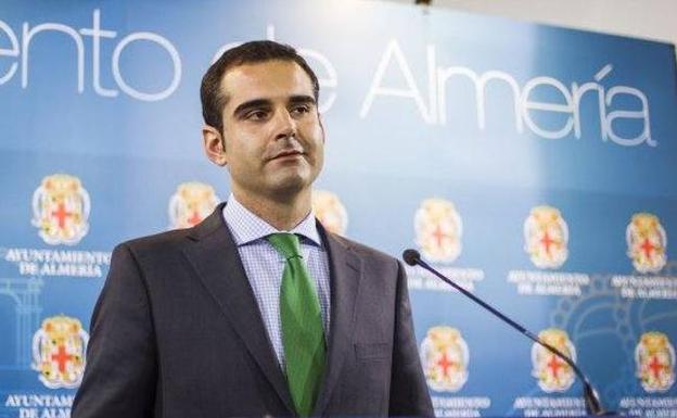 Fernández-Pacheco apuesta por ponérselo fácil a las familias con beneficios fiscales