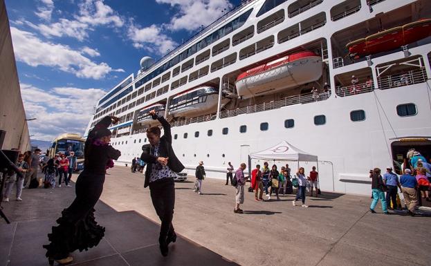 Atraca en Motril un crucero con 700 pasajeros, uno de los más grandes de la temporada