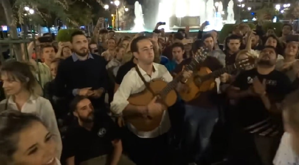 El emotivo adiós de las comparsas de Granada al fallecido Juan Carlos Aragón en Puerta Real