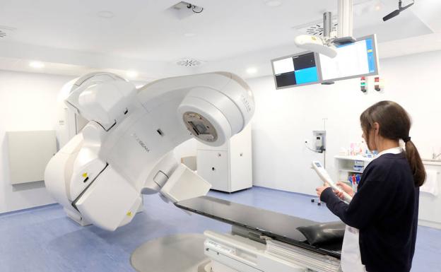 Salud activará tras el verano uno de los equipos oncológicos que donó Amancio Ortega en 2017