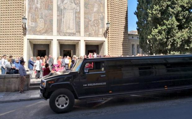 «Una limusina para hacer la Primera Comunión en Granada: se nos sigue yendo la pinza»