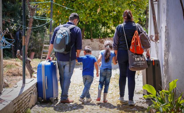 Una familia venezolana con dos niños busca ayuda en Granada para no verse en la calle