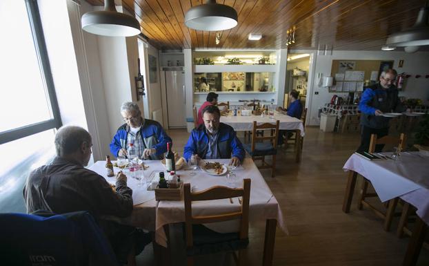 Así es vivir en el radiotelescopio de Sierra Nevada: La familia que escucha el cosmos