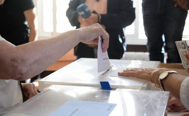 El fallo en ocho mesas de la capital y una en Motril aplaza el resultado final del escrutinio en Granada