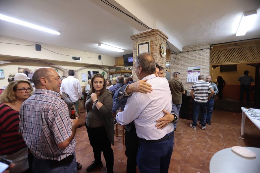 Caras largas en el PP y baile de alegría hasta el final en la sede de Benavides