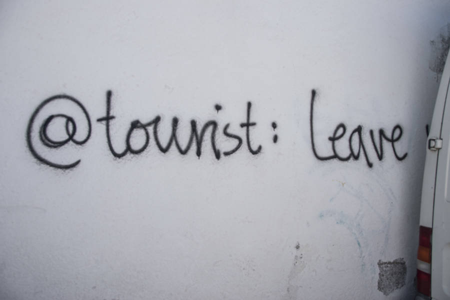 El Albaicín aparece lleno de pintadas en contra del turismo masivo