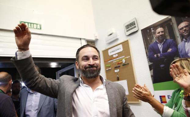 Vox exige negociar pactos a tres bandas con PP y Cs