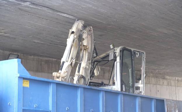 Cortan el túnel del camino de Purchil para liberar un camión empotrado