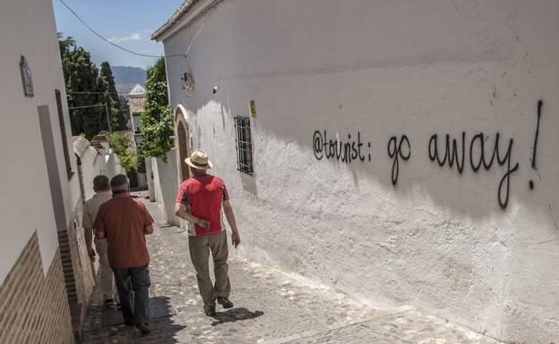 Las calles del Albaicín se llenan de pintadas contra el turismo