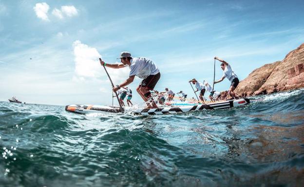 Las tablas de Paddle Surf invaden las aguas de Cabo de Gata