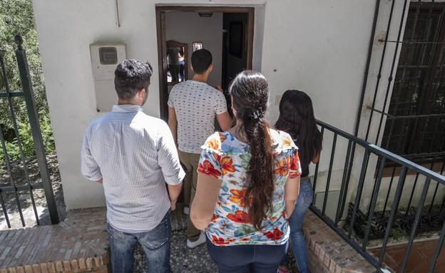 Efraín, Adriana y sus hijos respiran aliviados tras la ayuda ofrecida en Granada por varias personas anónimas