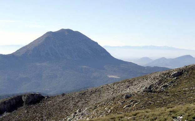 La ruta senderista de ascenso a la Sagra, el pico más alto del Altiplano granadino