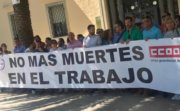 Concentración de los sindicatos por el trabajador fallecido en Andújar