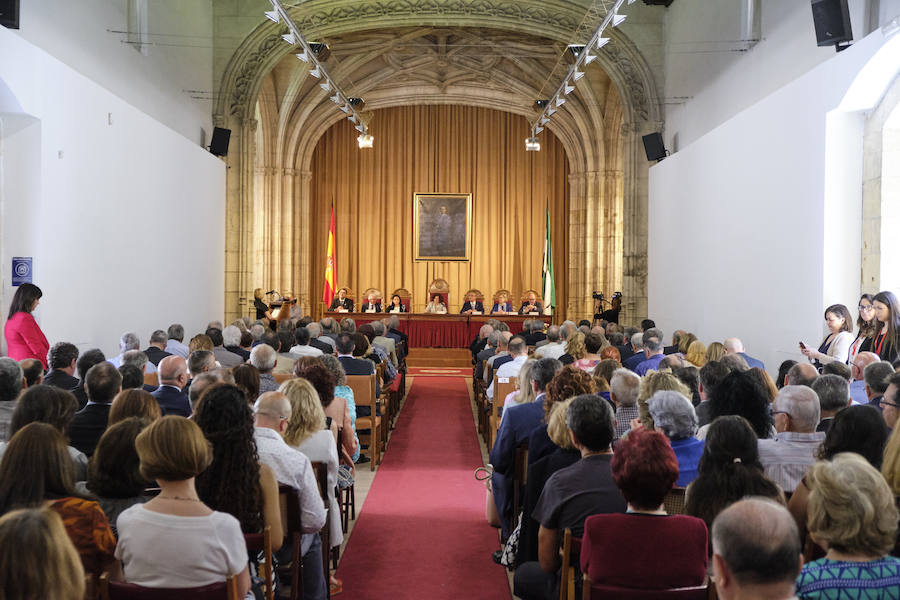 La UGR entrega sus medallas de plata y menciones honoríficas a sus trabajadores