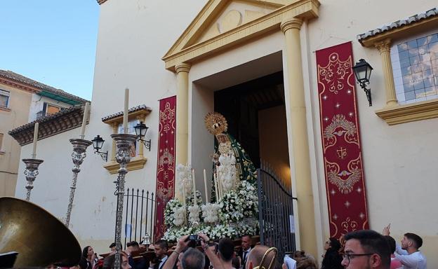 El primer Vía Lucis de la juventud cofrade se celebró presidido por la Virgen de la Luz