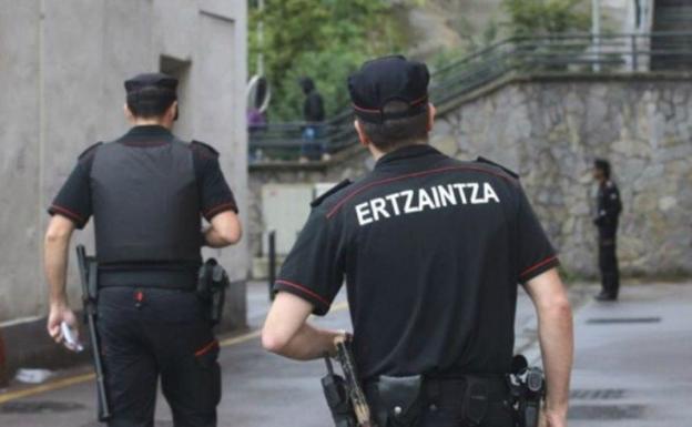 Agentes de la Ertzaintza salvan la vida a una niña de año y medio que se había atragantado con un trozo de pizza