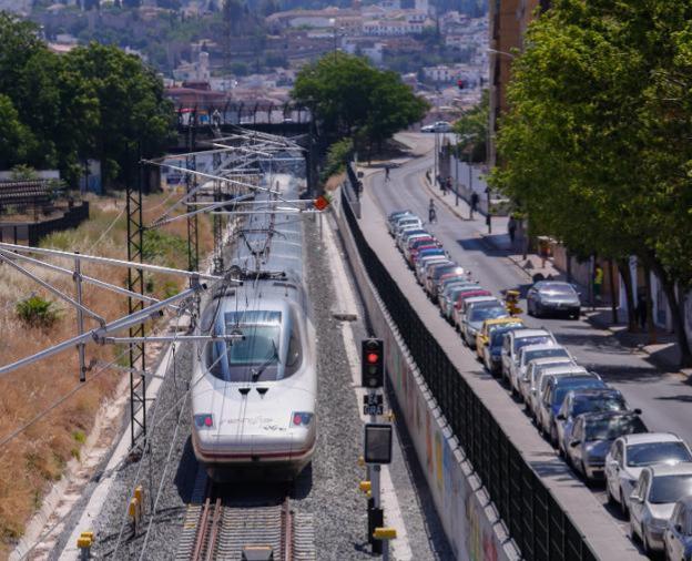 Renfe mantiene que los billetes de AVE se pondrán hoy a la venta