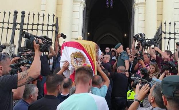 Emotivo último adiós a Reyes entre aplausos