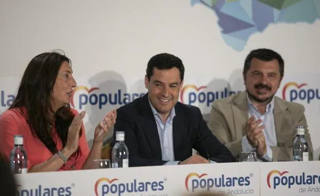 Moreno encomienda a Bendodo la negociación con Cs y Vox para amarrar las alcaldías de Granada, Jaén y Córdoba