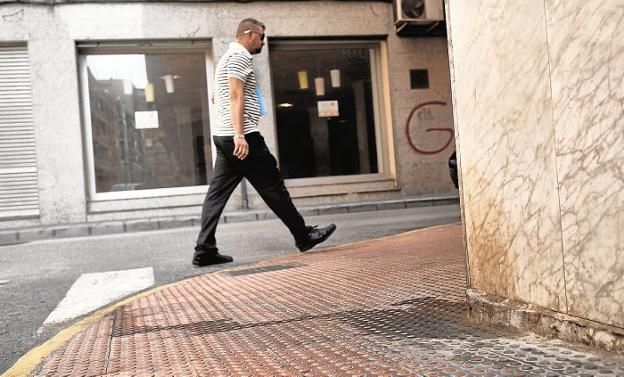 Multas de 120 a 750 euros a quien no limpie de la calle el orín de su mascota