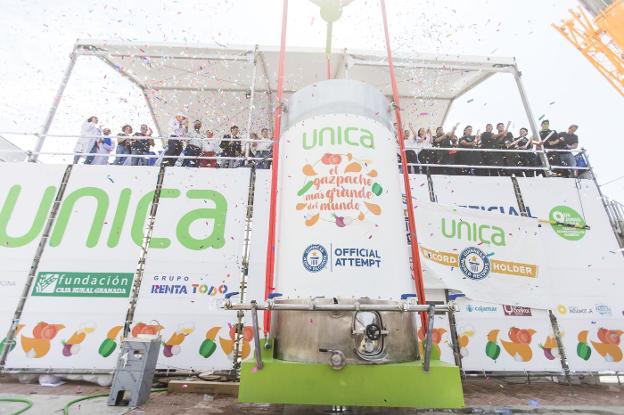 Unica Group logra el Guinness con el gazpacho más grande del mundo