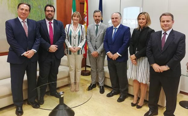 La Junta adjudica a CaixaBank la gestión del pago de las nóminas de la Administración durante los dos próximos años