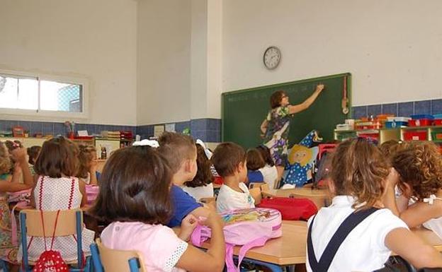 Educación abre expediente por falta grave a dos maestras y una monitora en el caso de la niña autista