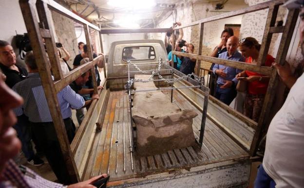 Trasladan al Museo Arqueológico el sarcófago hallado en el centro de Granada