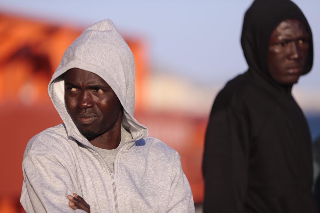 Una patera con 44 inmigrantes llega al puerto de Motril